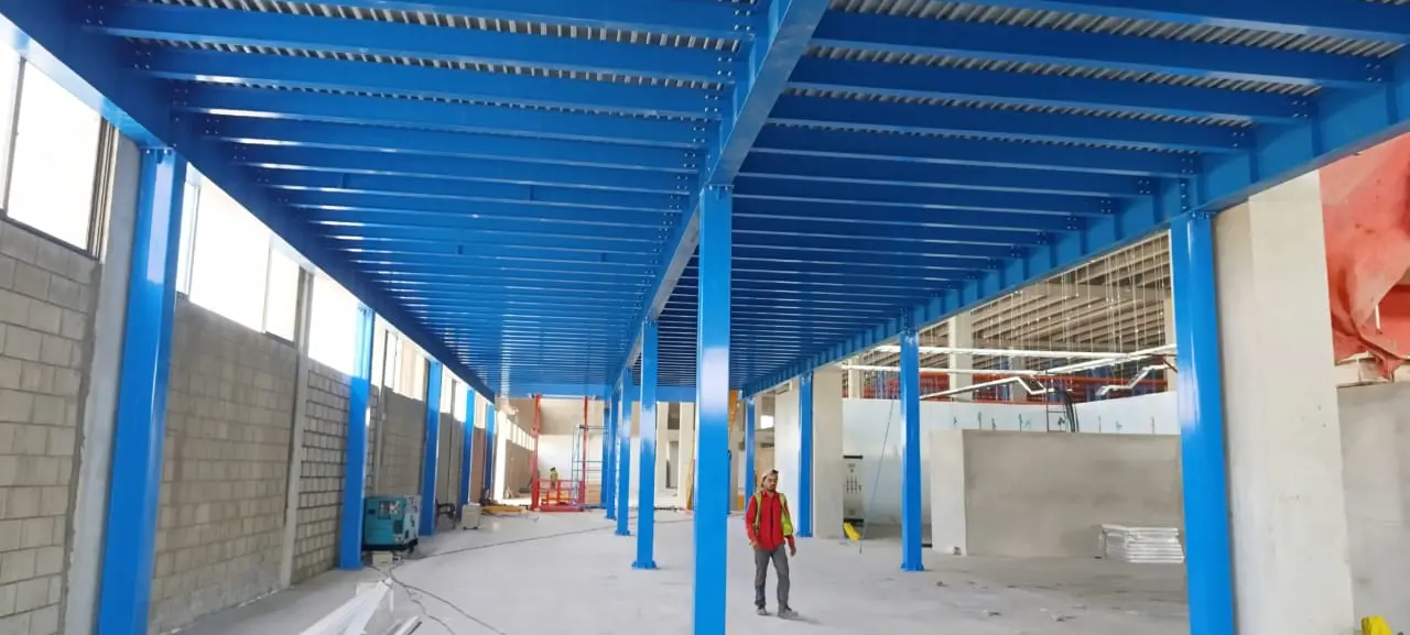 Custom steel mezzanine floor with 7.5 meter main beam span