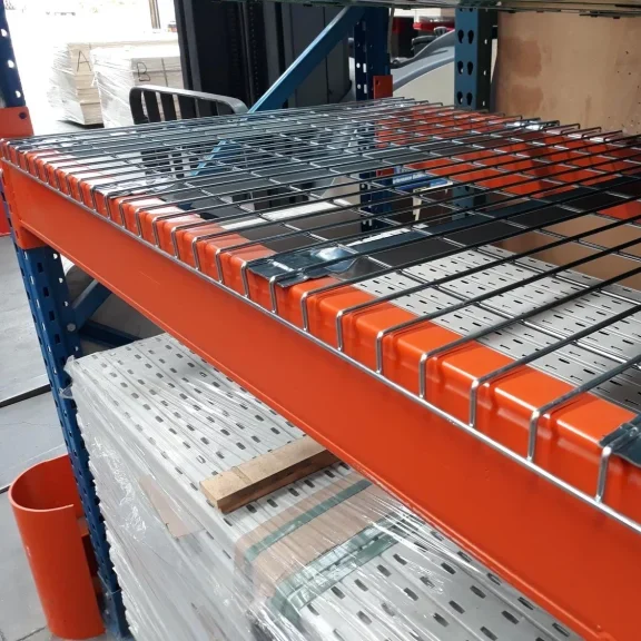 Wire mesh decking for pallet racking with reinforcing ribs