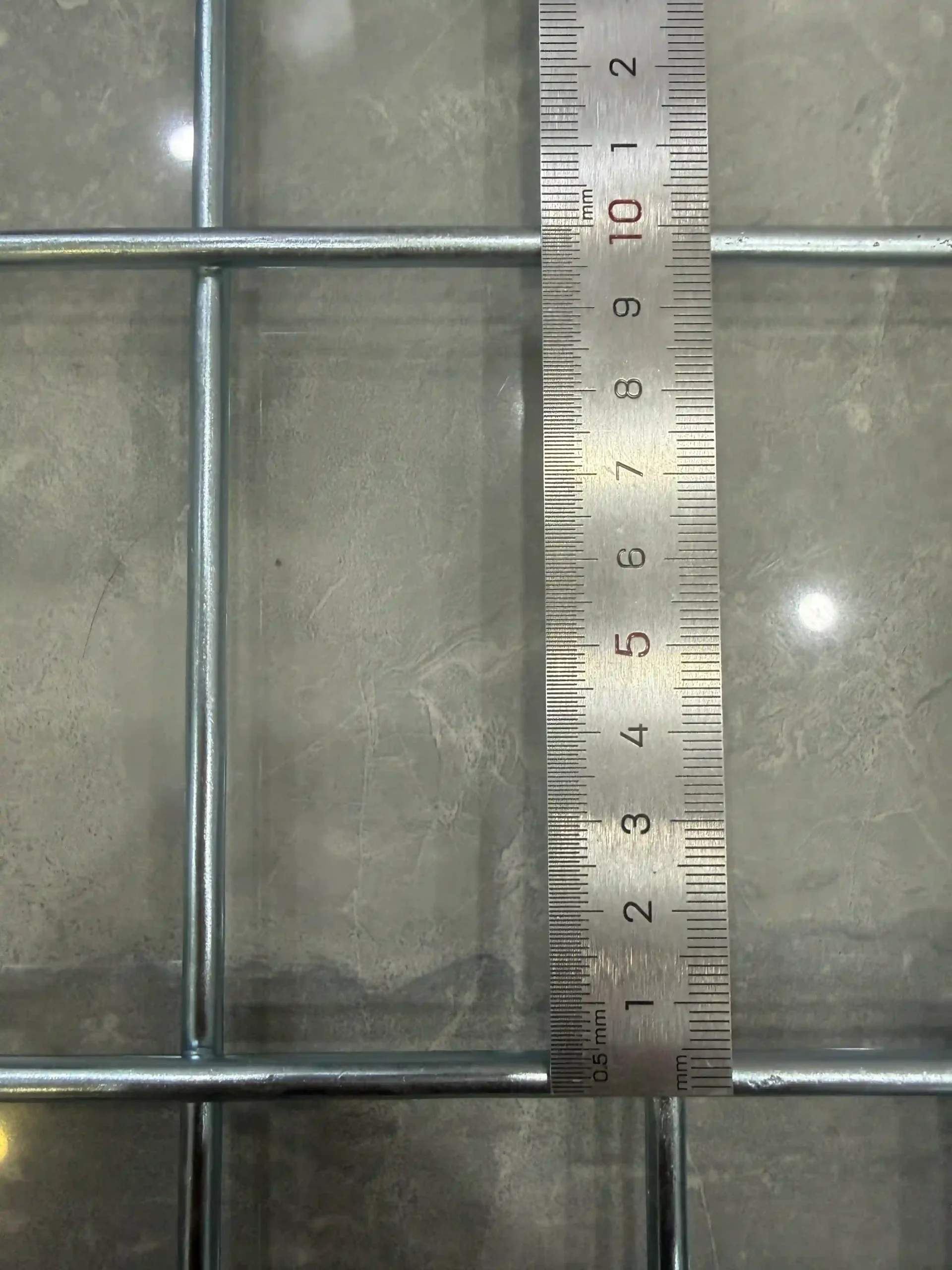 Actual wire mesh decking sample measured in the warehouse, showing the 50 × 100 mm mesh opening.